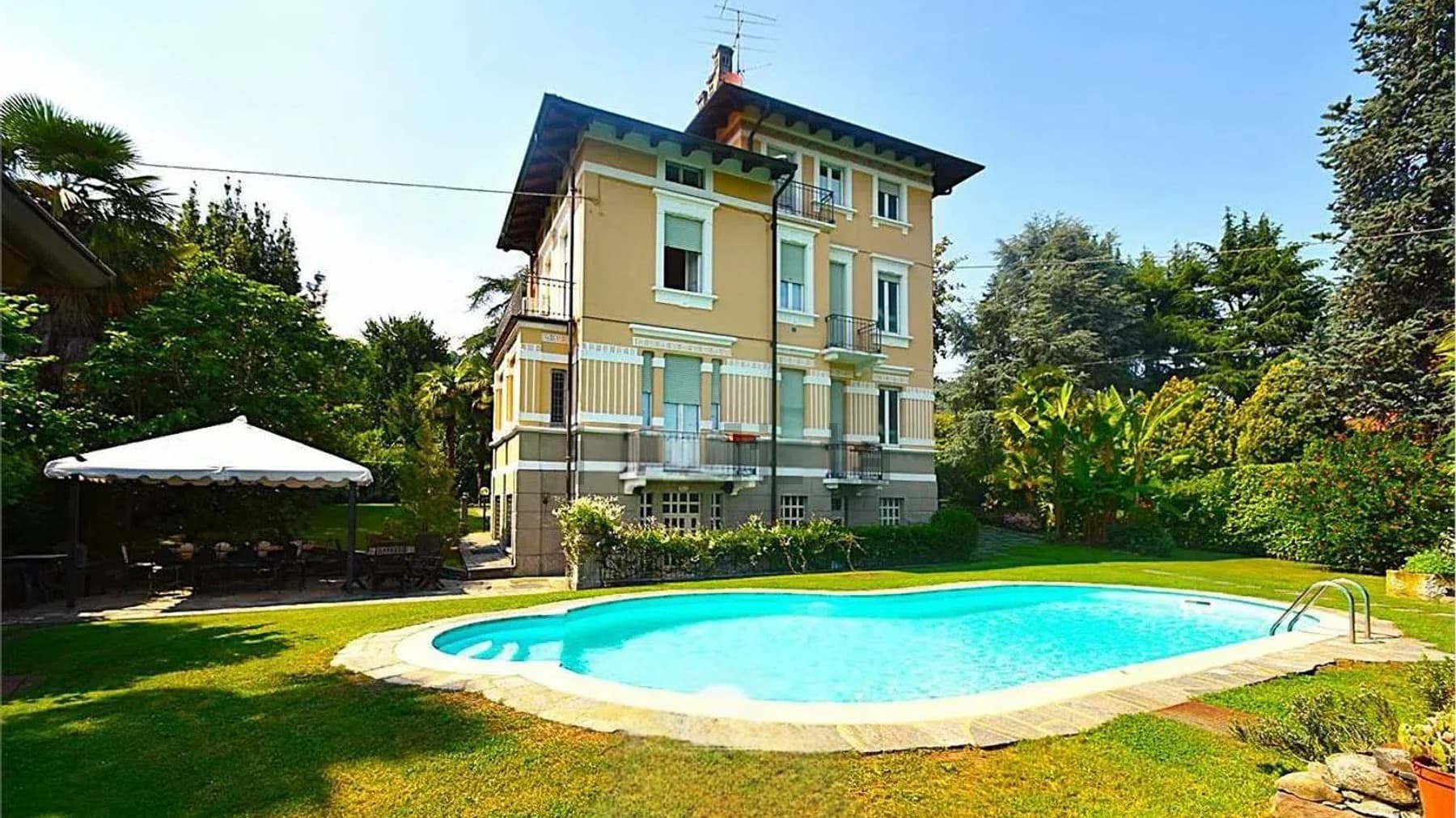 Villa in Lesa with Views of Lake Maggiore, Piedmont