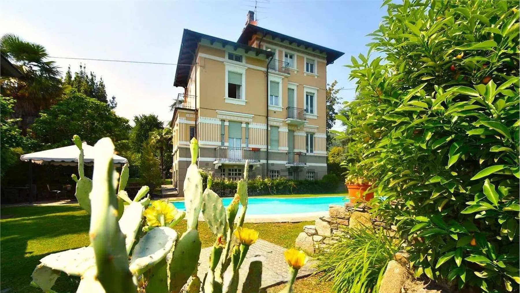 Villa in Lesa with Views of Lake Maggiore, Piedmont