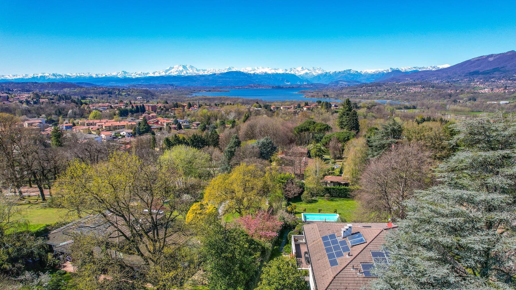 Villa panoramica con piscina a Buguggiate