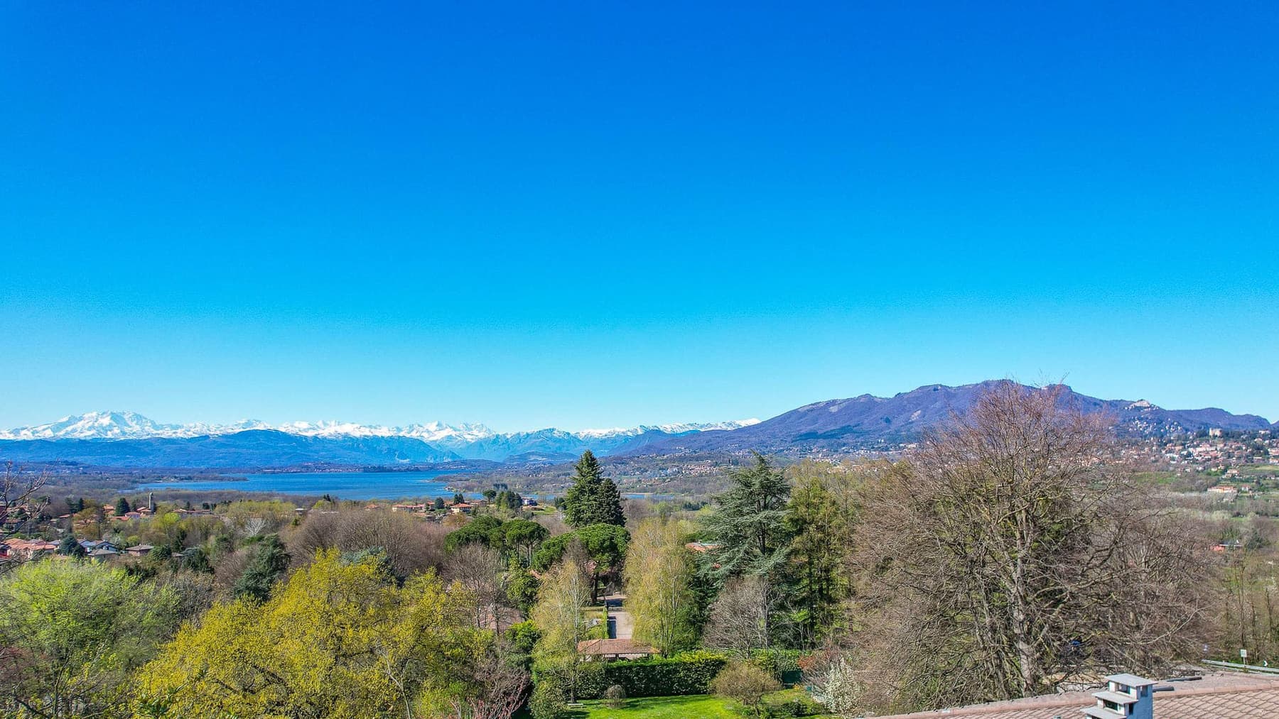 Villa panoramica con piscina a Buguggiate