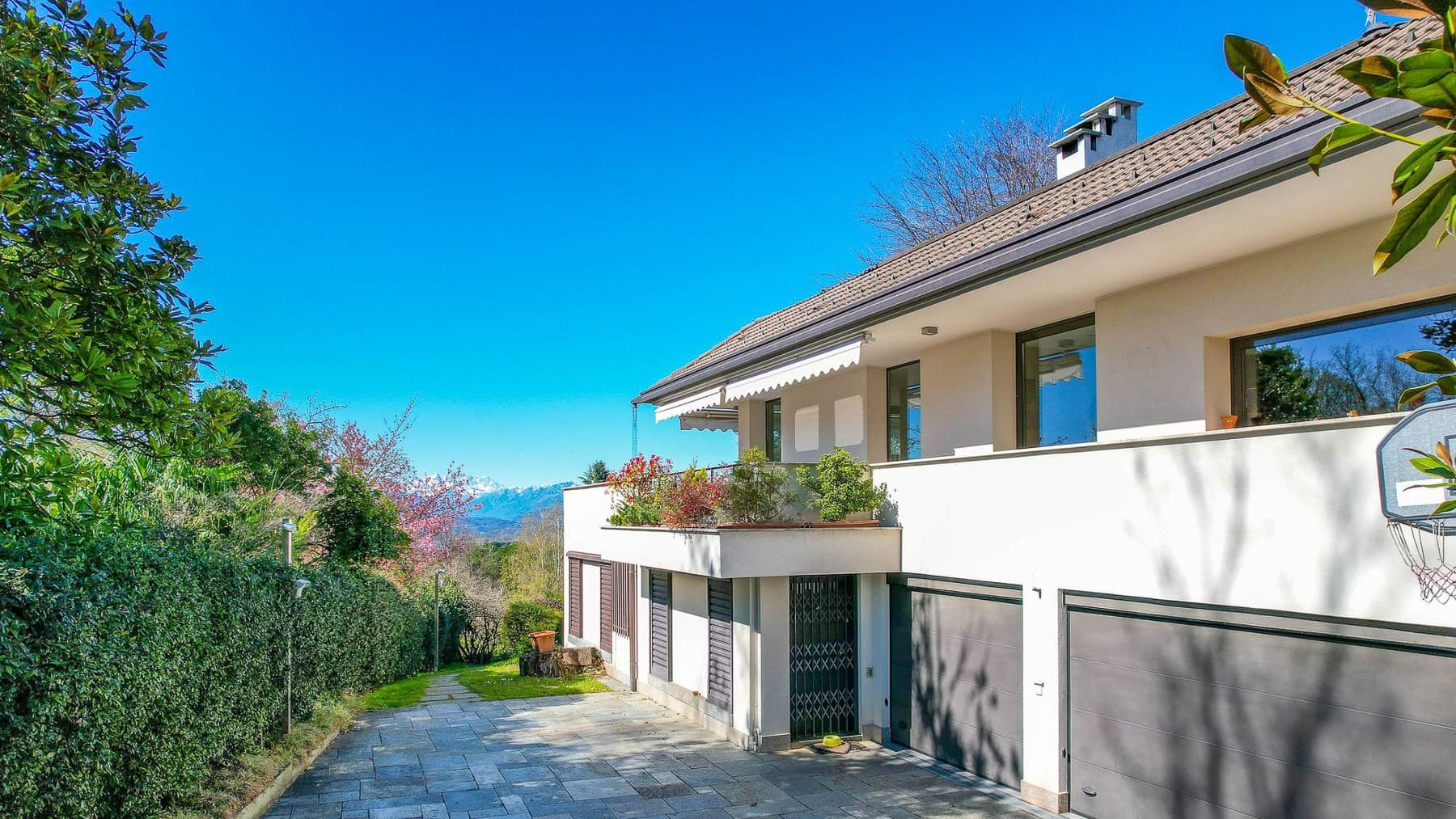 Villa panoramica con piscina a Buguggiate