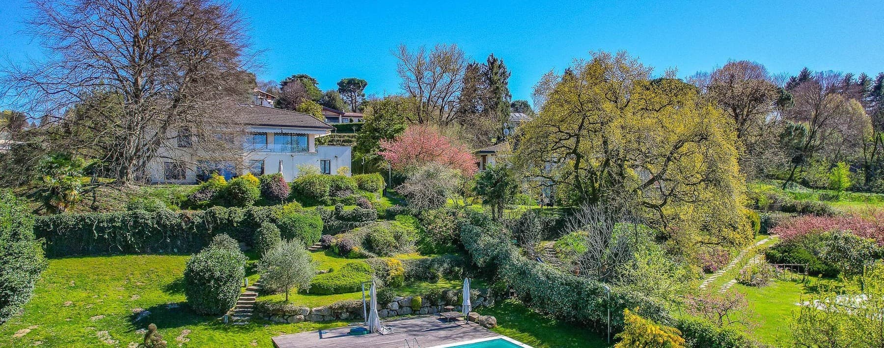 Villa panoramica con piscina a Buguggiate