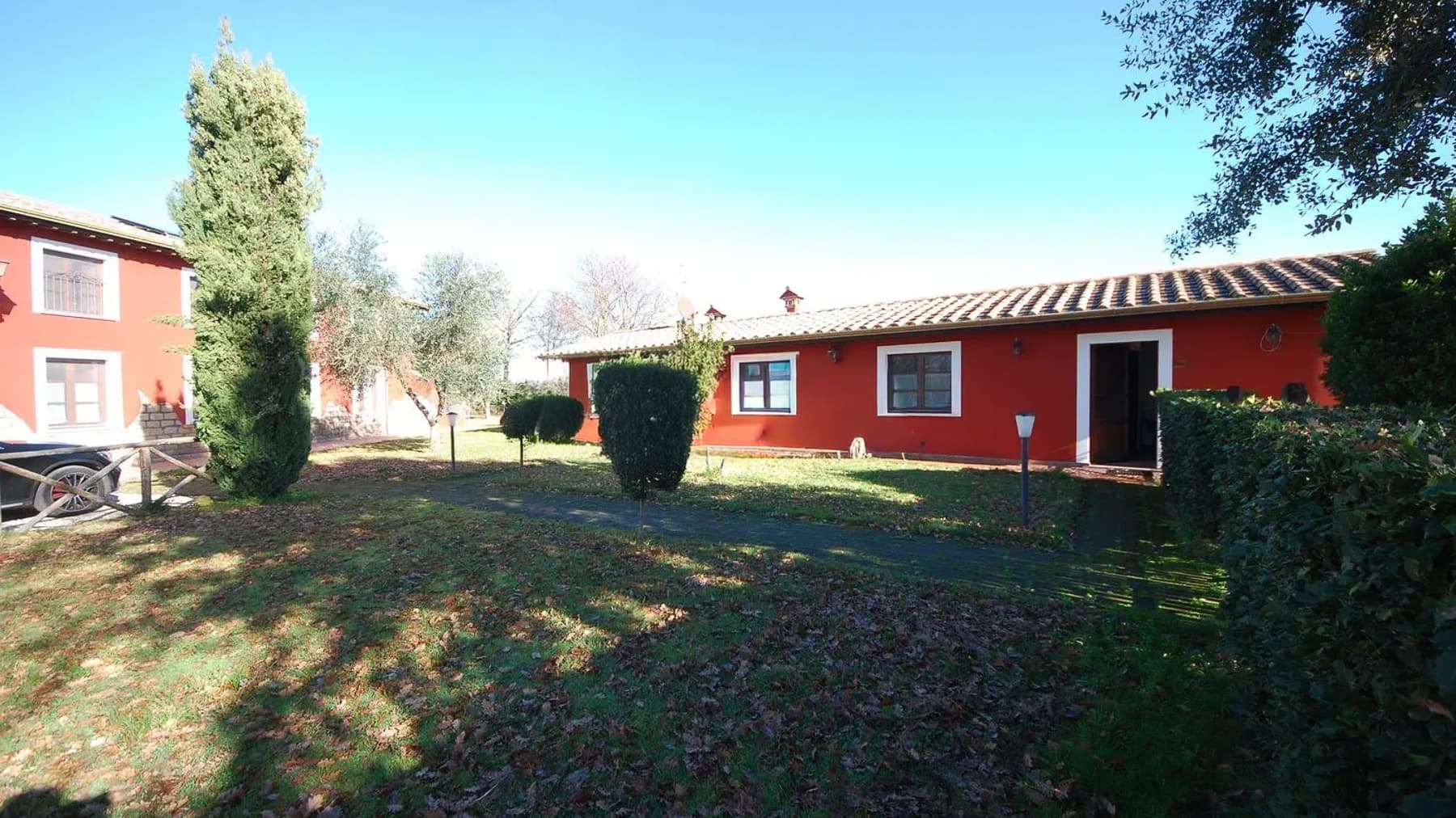 Casale in Toscana con piscina e ampi terreni