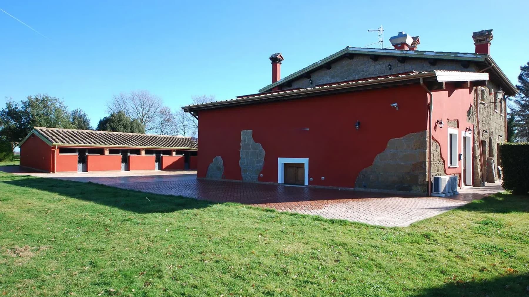 Casale in Toscana con piscina e ampi terreni
