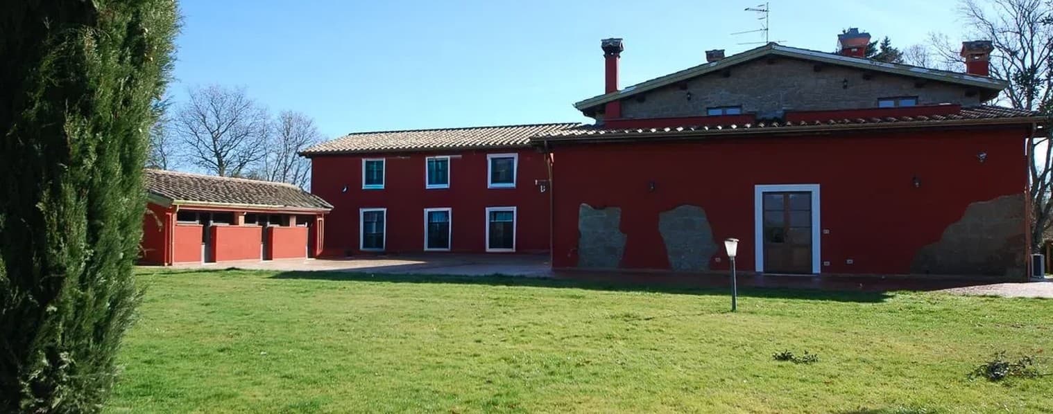 Casale in Toscana con piscina e ampi terreni