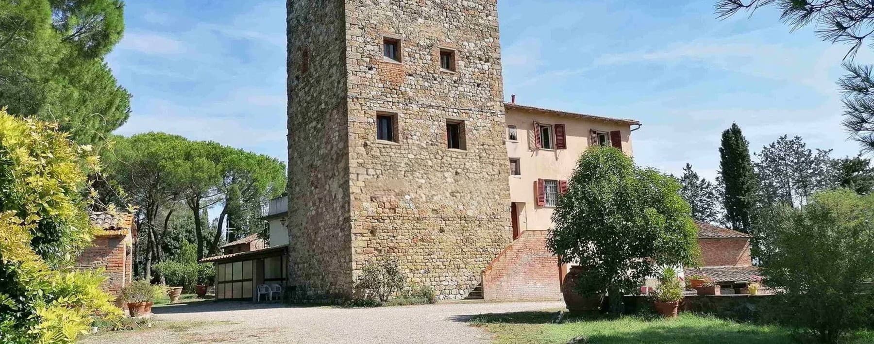 Casale panoramico con vigneti a Gambassi Terme, Toscana