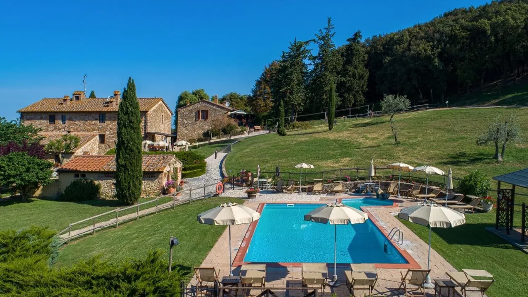 Casale in Toscana con piscina e 19,5 ettari di terreno
