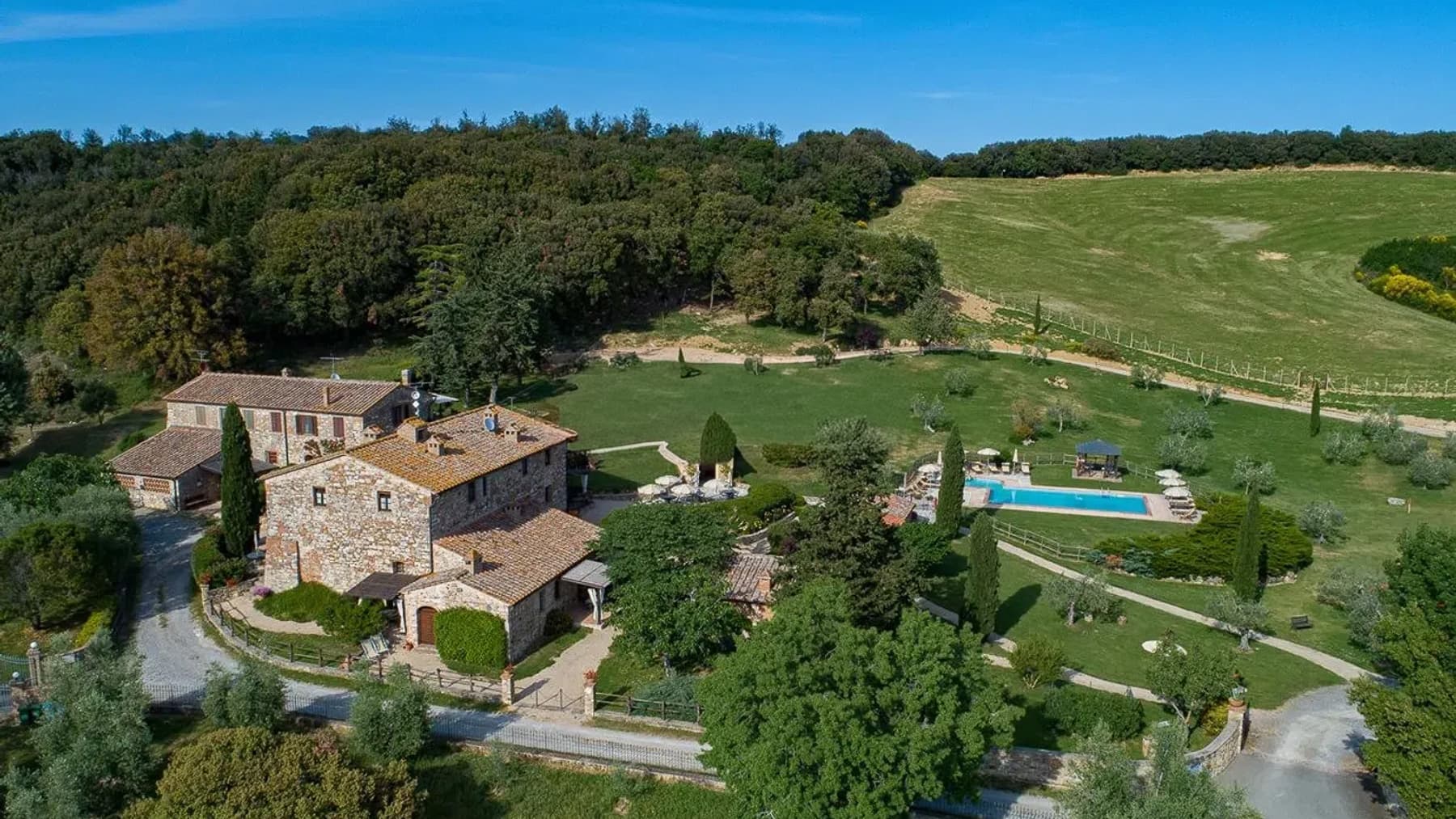 Casale in Toscana con piscina e 19,5 ettari di terreno