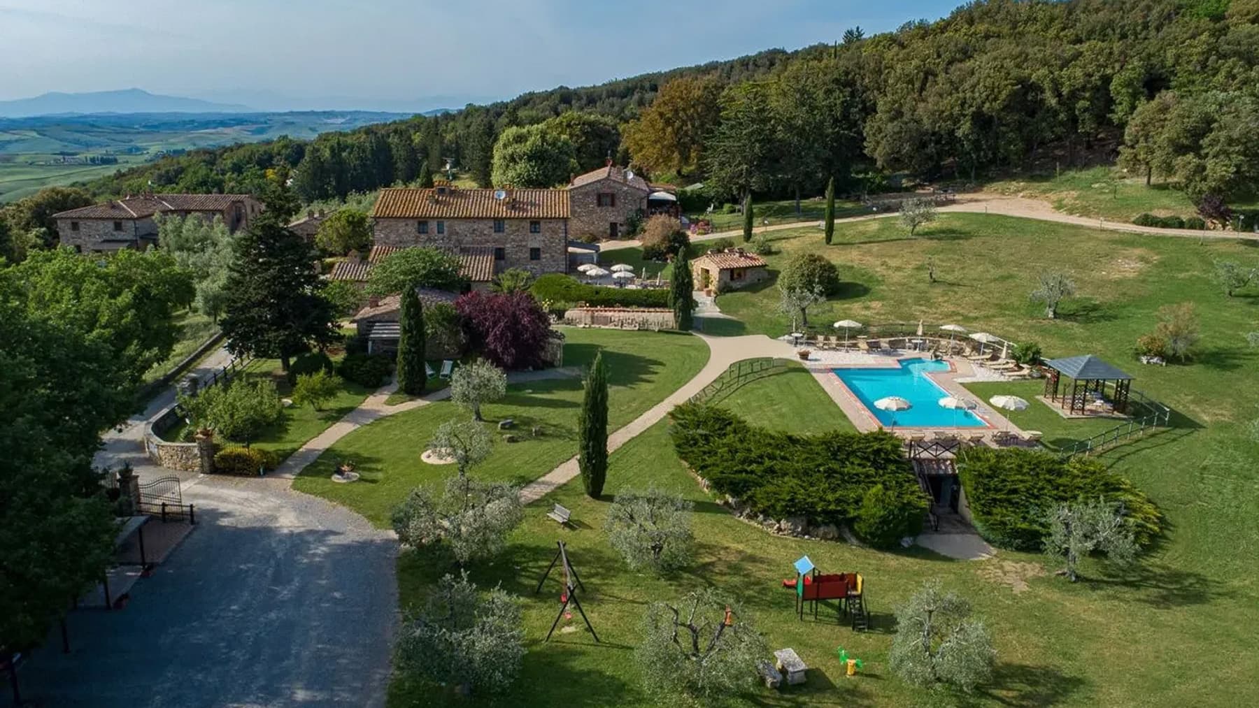 Casale in Toscana con piscina e 19,5 ettari di terreno