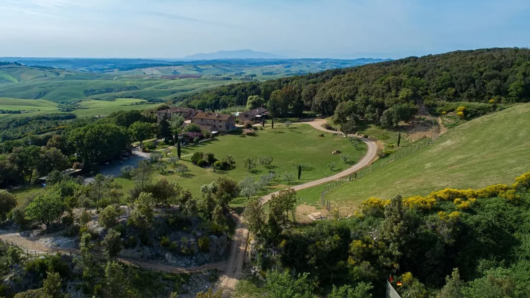 Casale in Toscana con piscina e 19,5 ettari di terreno