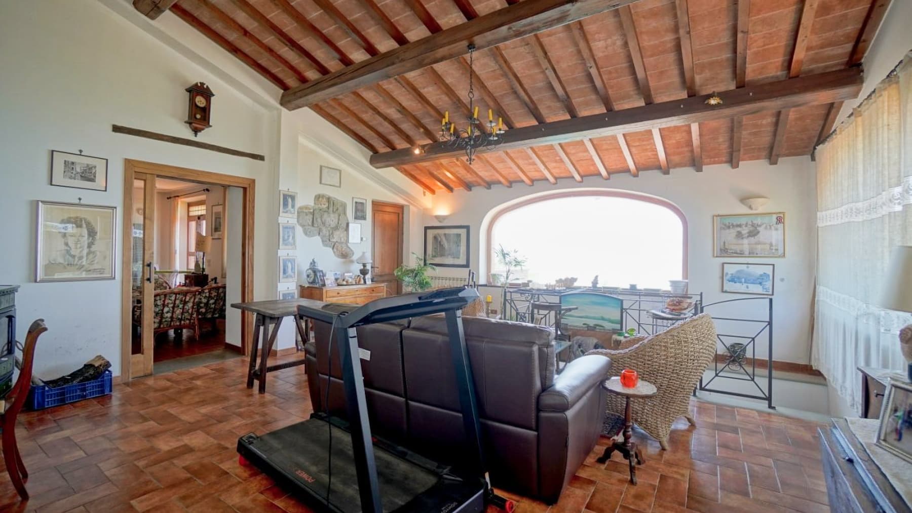 Casale panoramico con giardino e piscina, Umbria