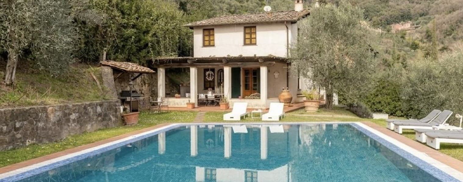 Villa panoramica immersa nel verde delle colline lucchesi