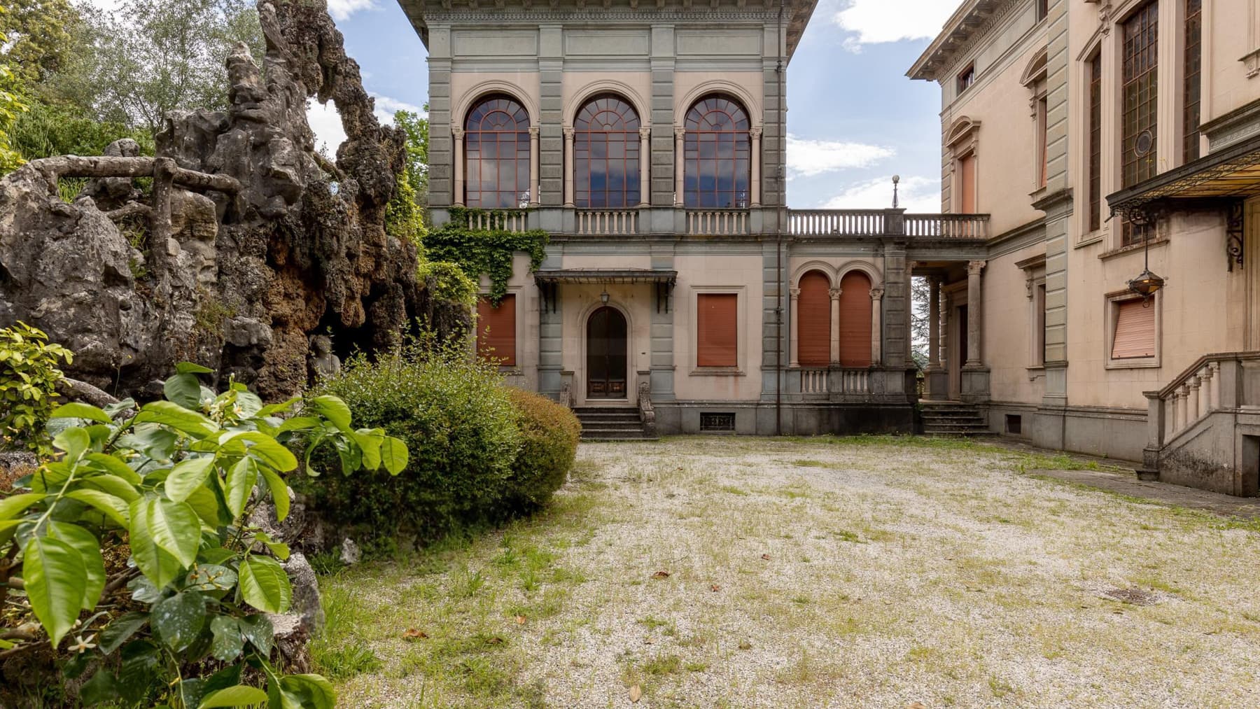 Villa Liberty scenografica nella collina di Lucca