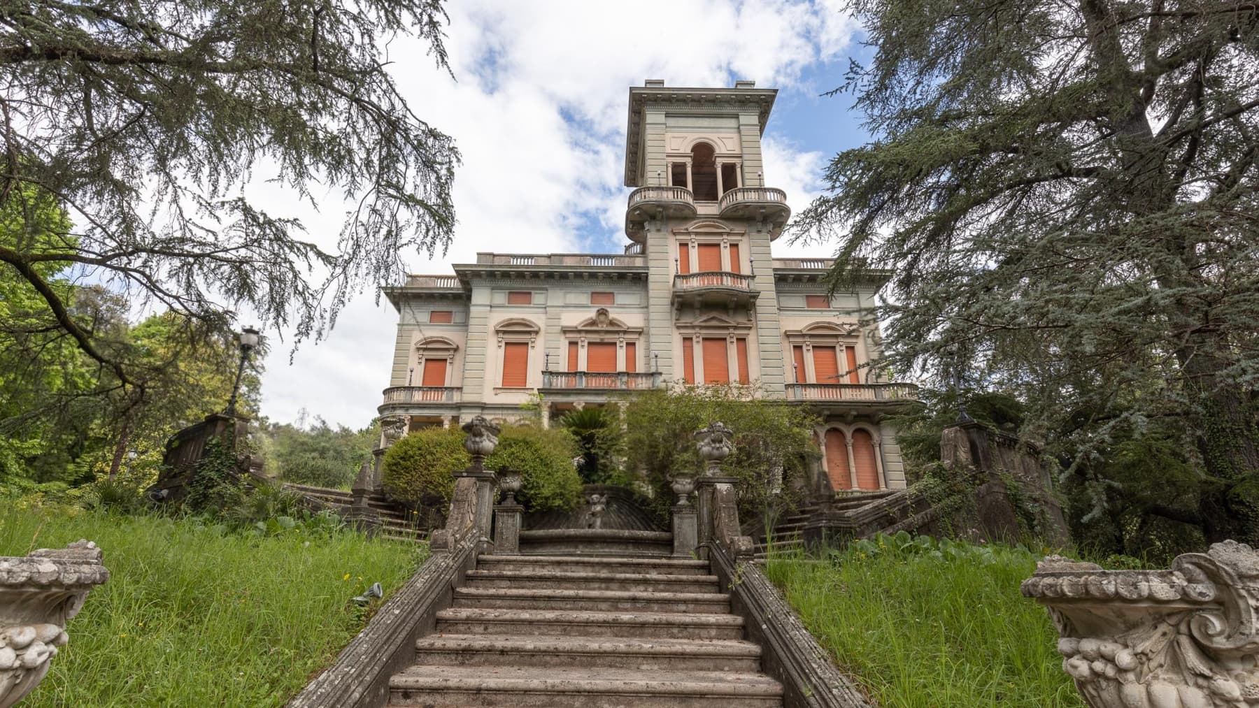 Villa Liberty scenografica nella collina di Lucca