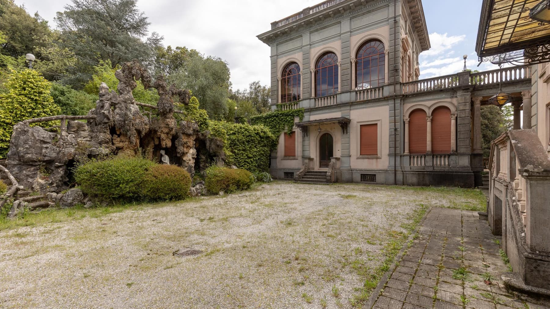 Villa Liberty scenografica nella collina di Lucca