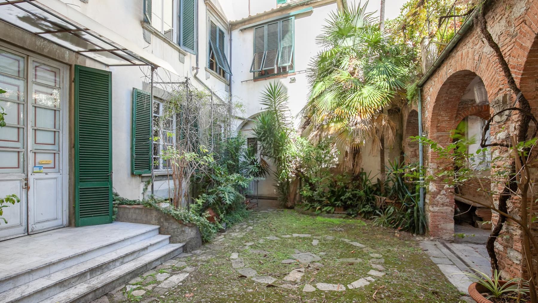 Proprietà a Lucca con splendido giardino e ampi spazi