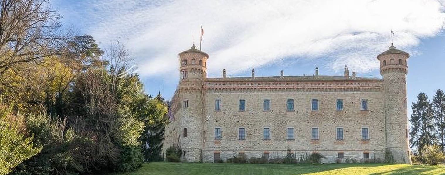 Castello storico con piscina a Gazzola, Piacentine