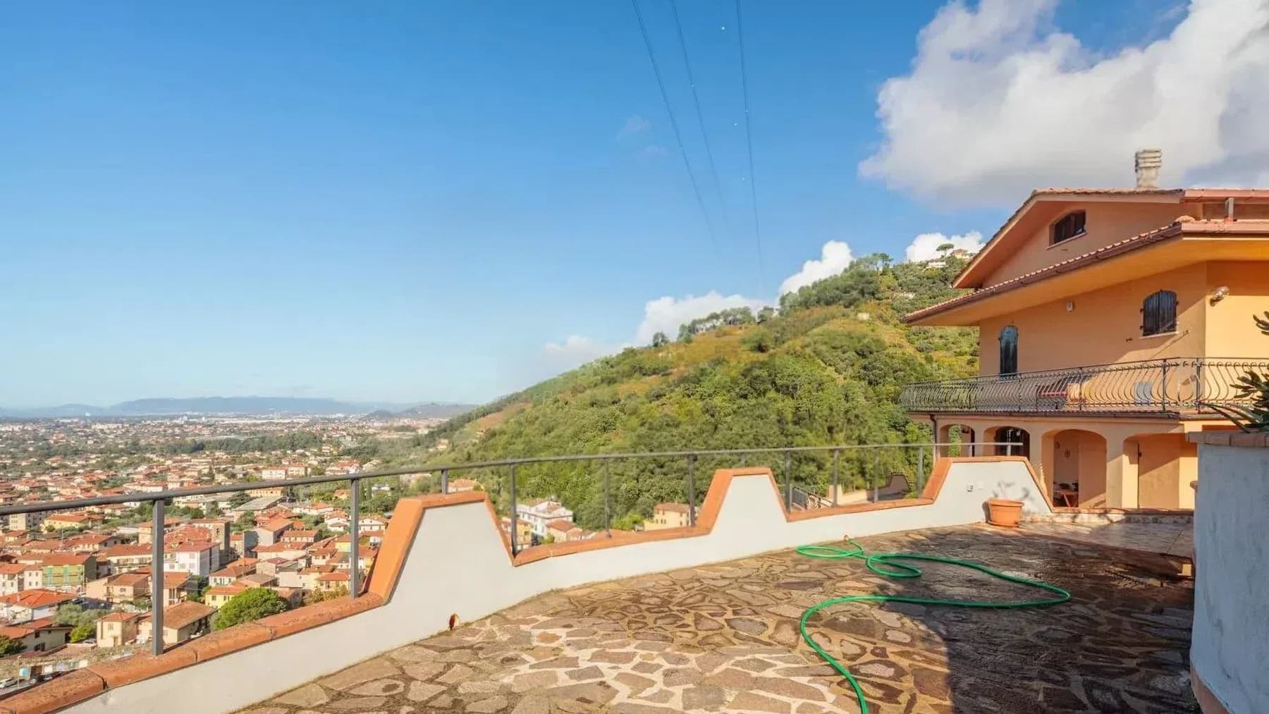 Villa panoramica a Montignoso, cuore della Toscana