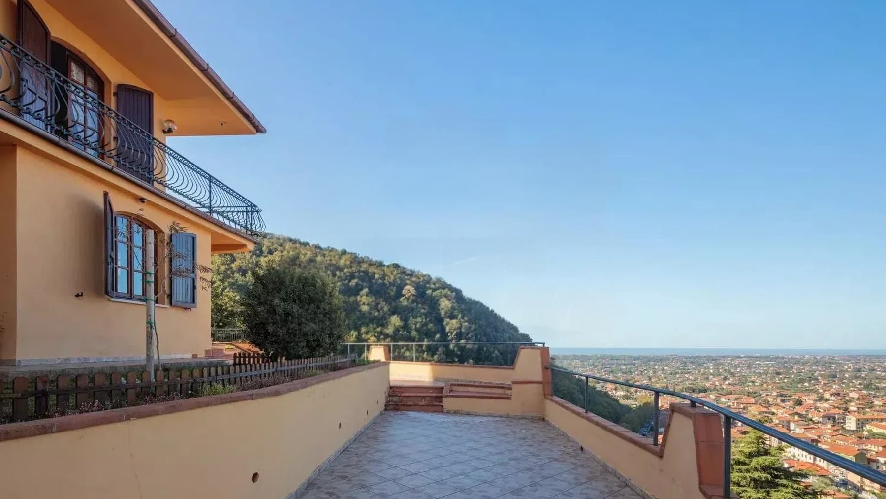 Villa panoramica a Montignoso, cuore della Toscana