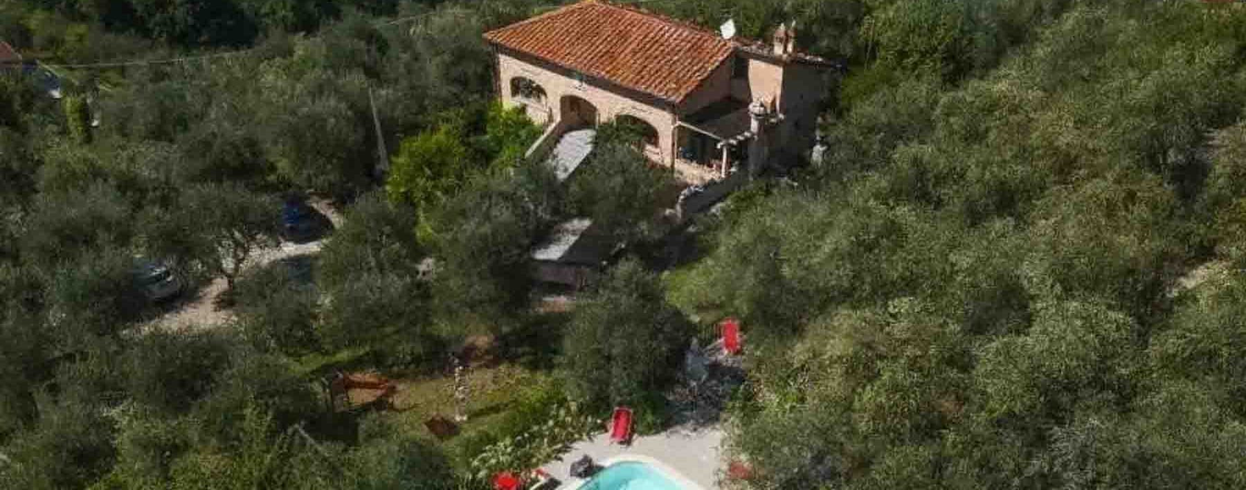 Villa panoramica a Camaiore, tra uliveti e Toscana