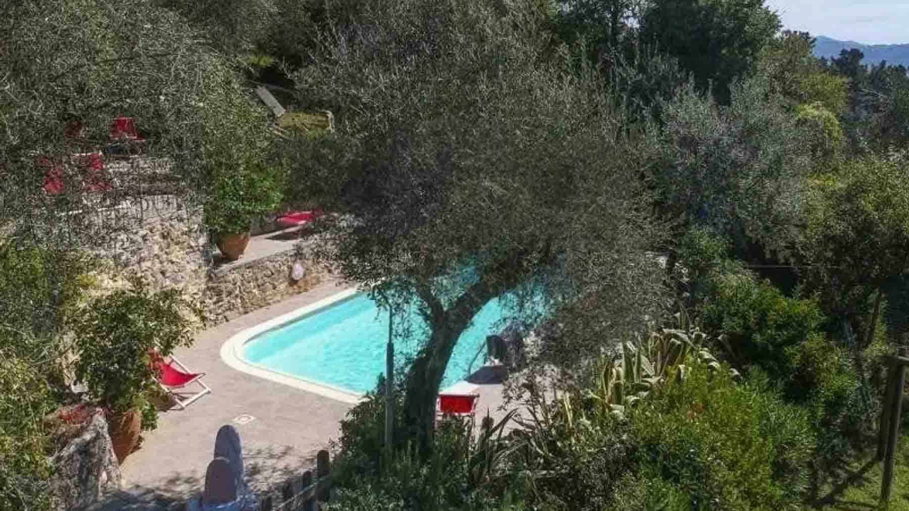 Villa panoramica a Camaiore, tra uliveti e Toscana