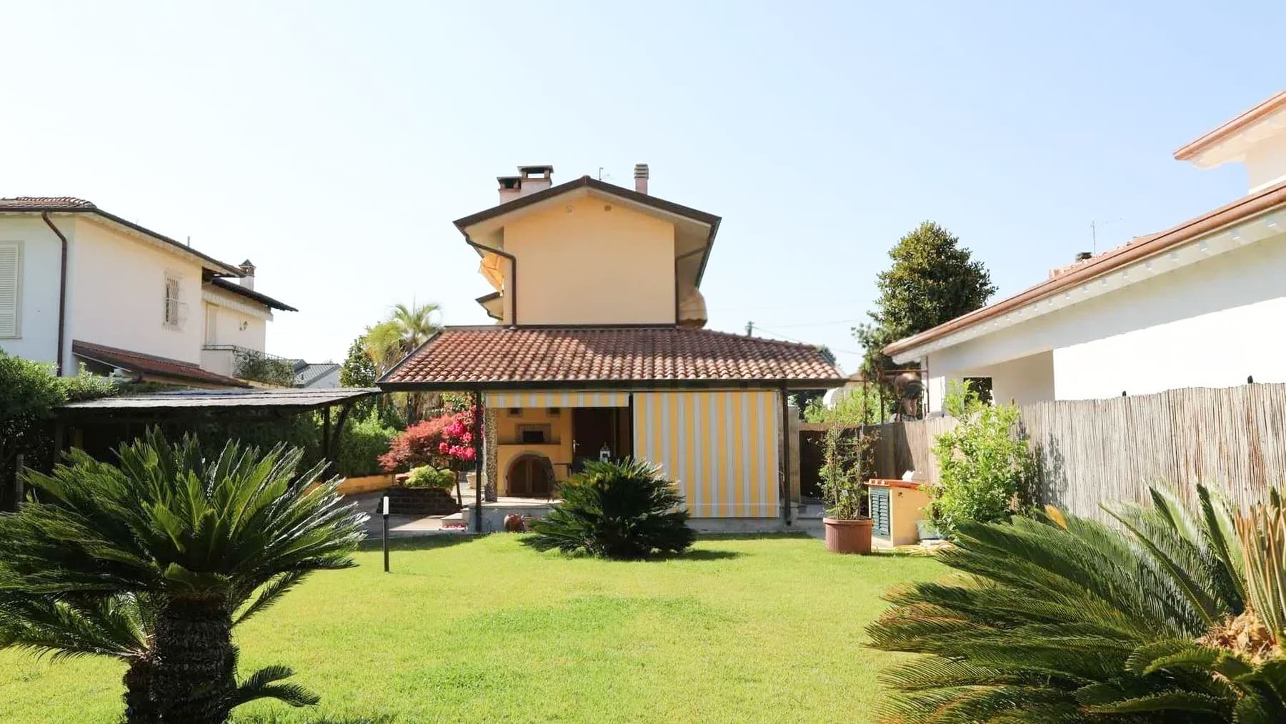 Villa con giardino nel cuore di Forte dei Marmi