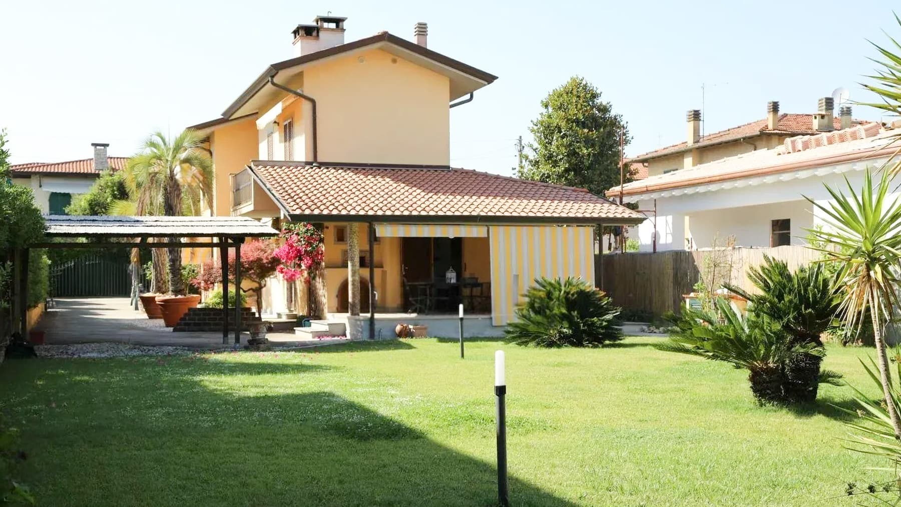 Villa con giardino nel cuore di Forte dei Marmi