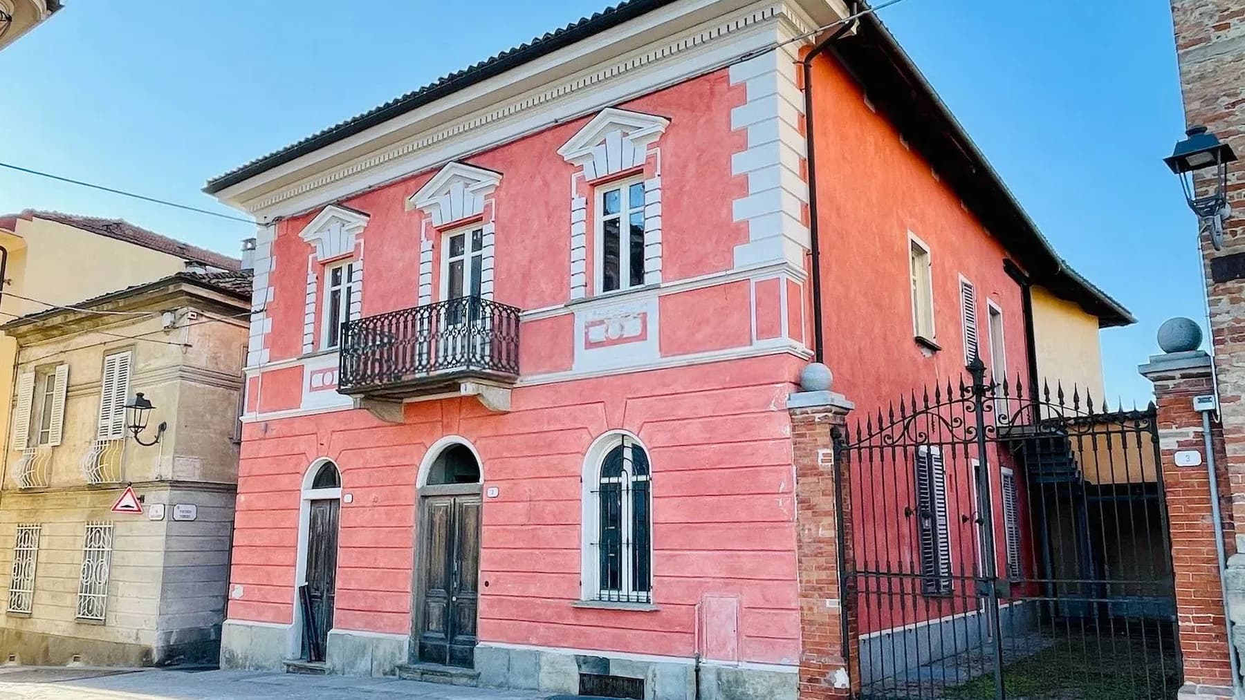 Casa indipendente a La Morra, cuore delle Langhe