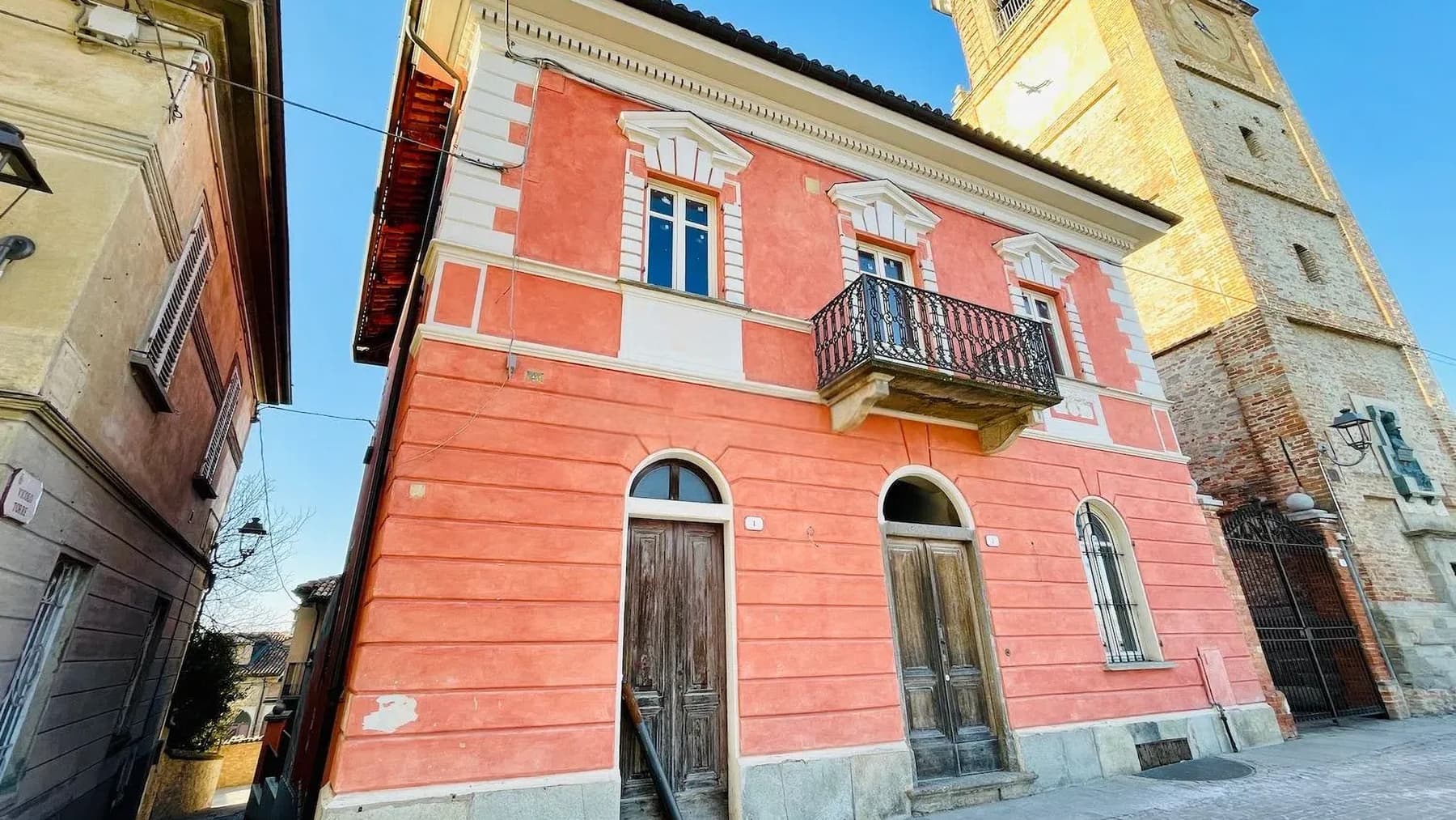 Casa indipendente a La Morra, cuore delle Langhe