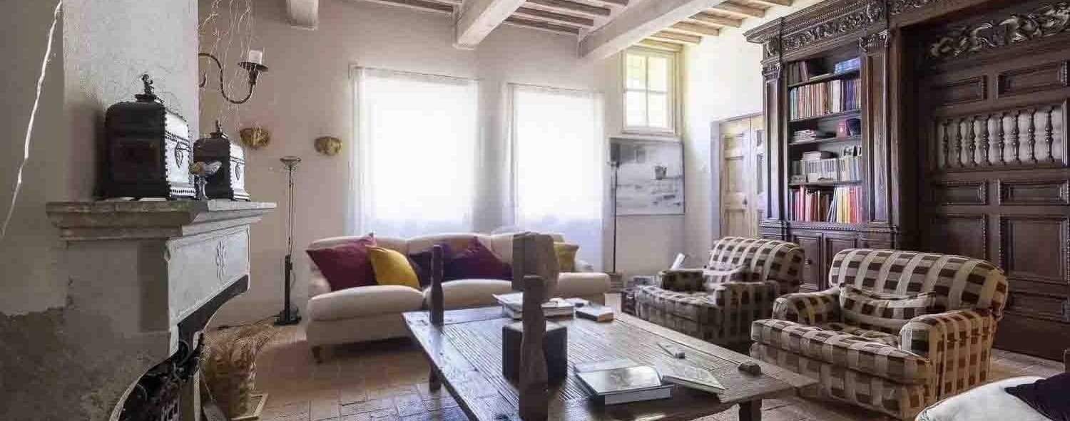 Villa panoramica sulle colline di Massarosa, Toscana