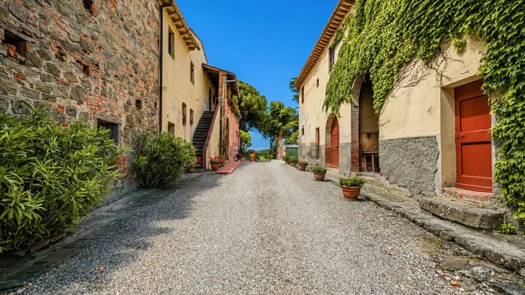 Tenuta-Complesso con Piscina e Parco a Palaia, Toscana