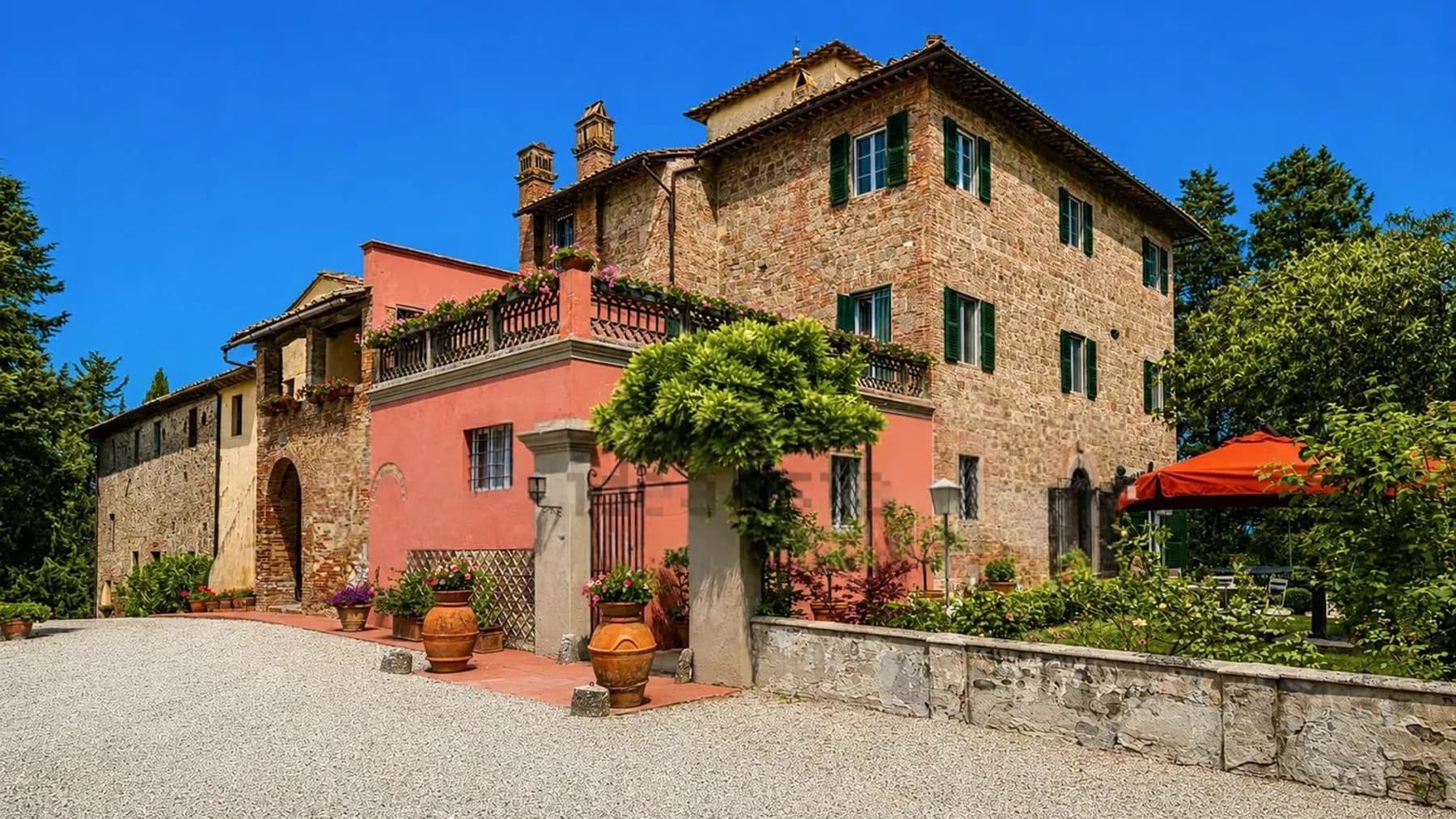 Tenuta-Complesso con Piscina e Parco a Palaia, Toscana