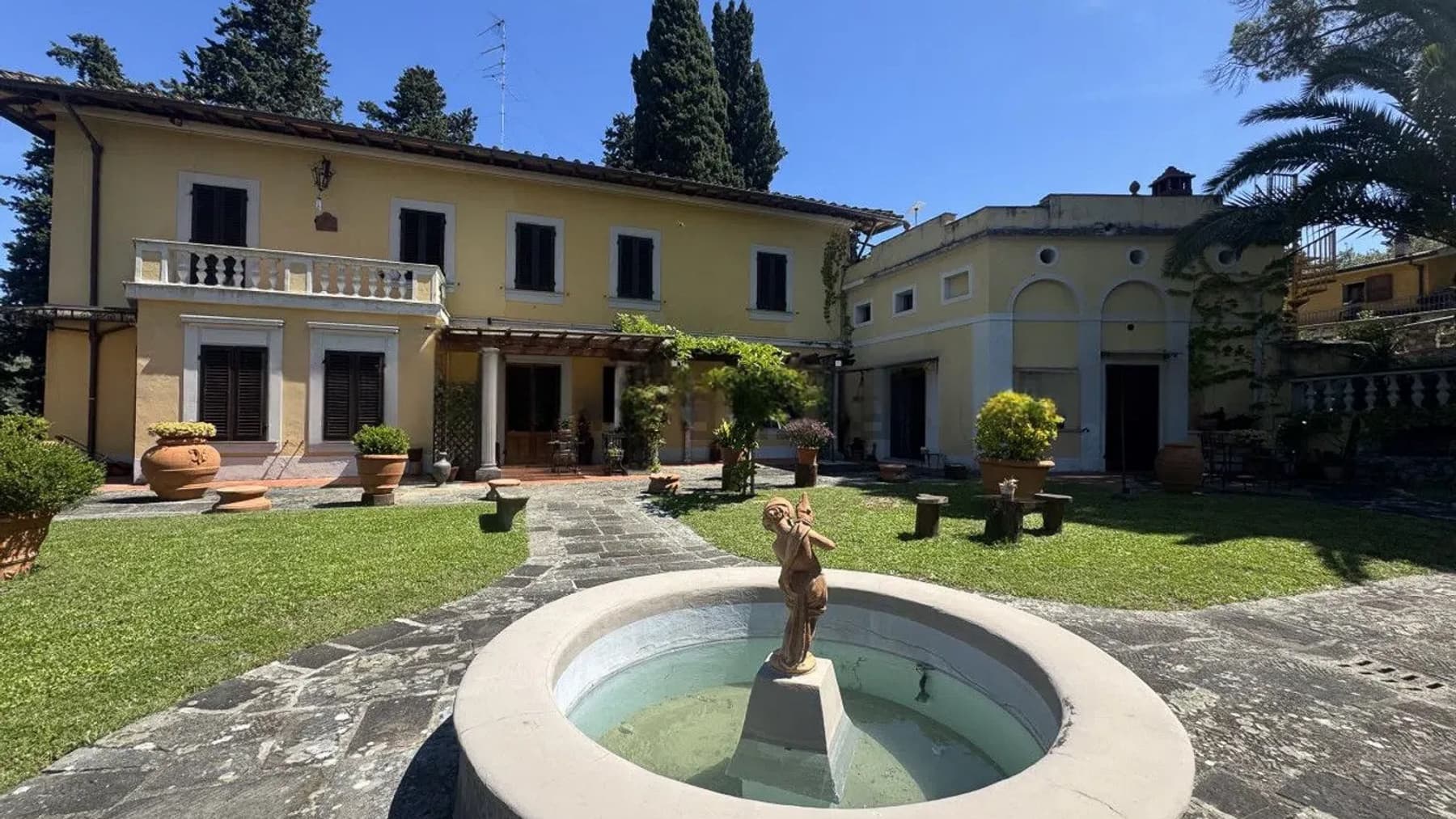 Villa prestigiosa con piscina sulla collina di Firenze