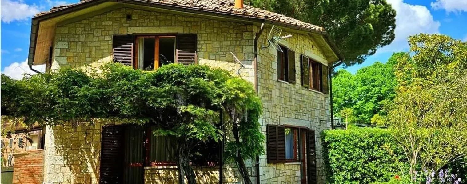 Villa con piscina nel borgo medievale di Cetona, Toscana