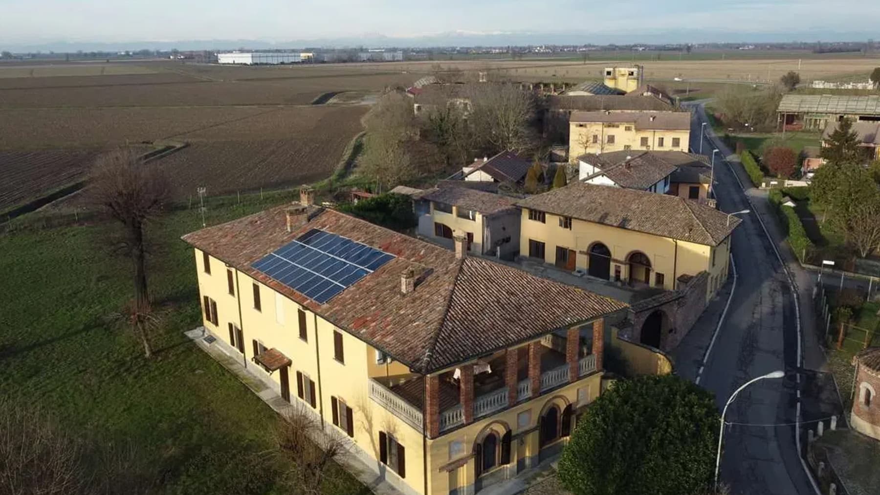 Villa storica con 5000 mq di verde a Castel Lambro