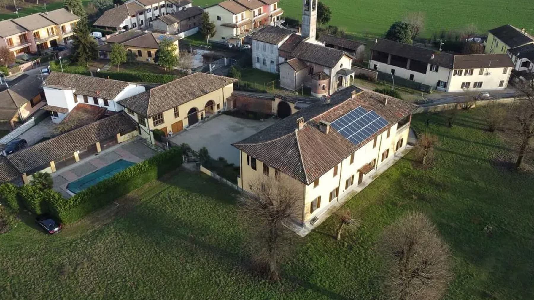 Villa storica con 5000 mq di verde a Castel Lambro