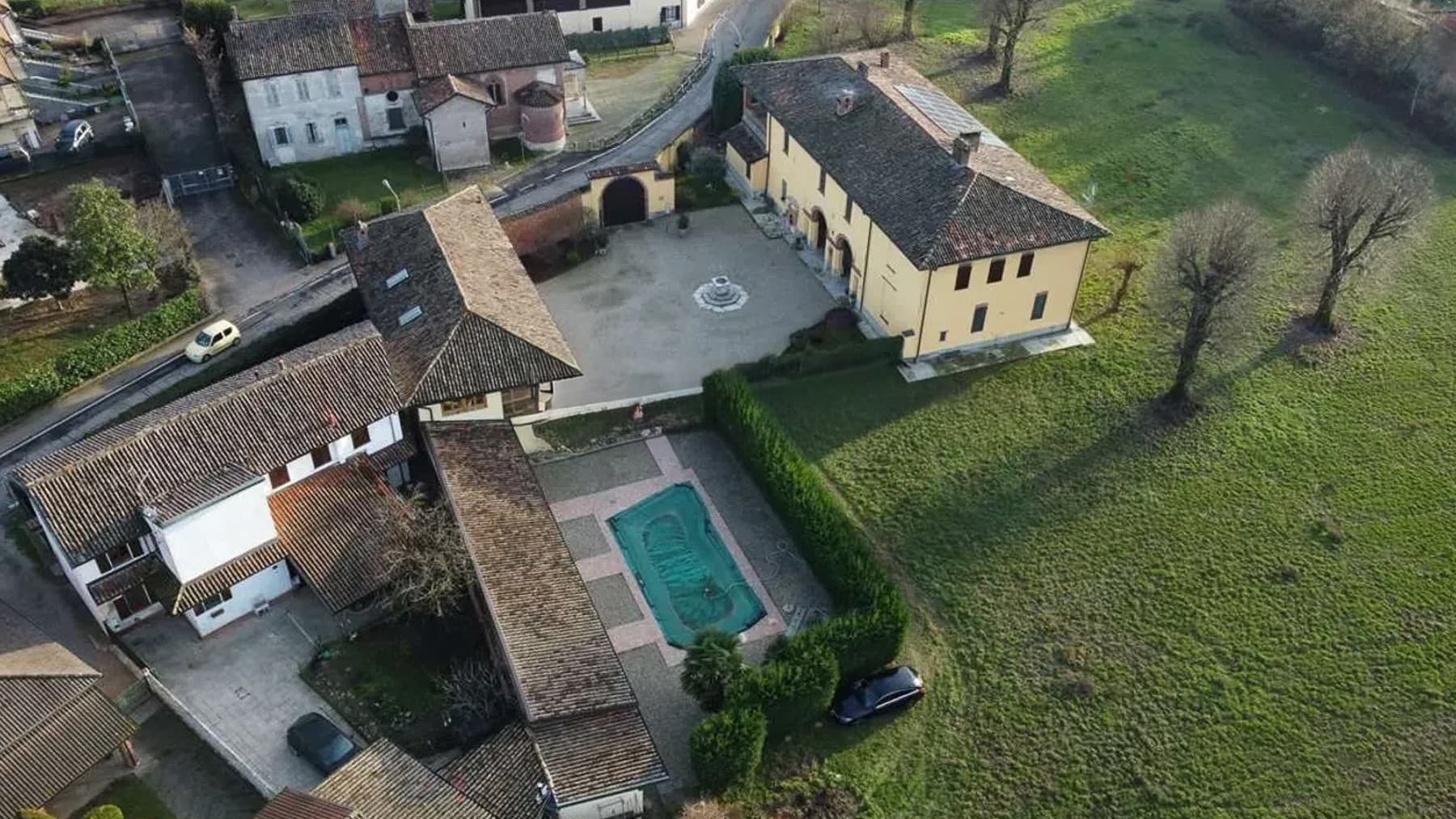 Villa storica con 5000 mq di verde a Castel Lambro