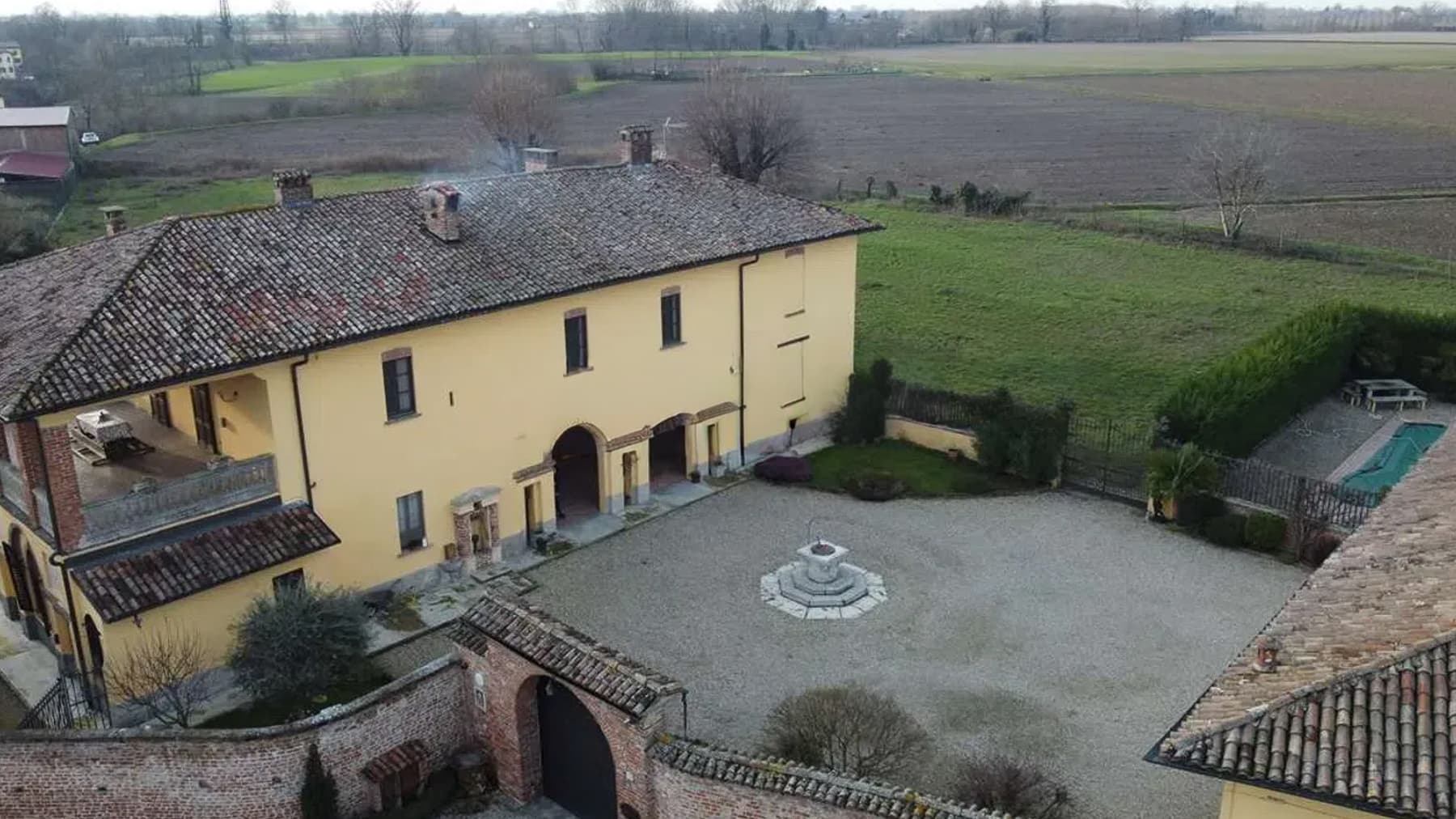 Villa storica con 5000 mq di verde a Castel Lambro