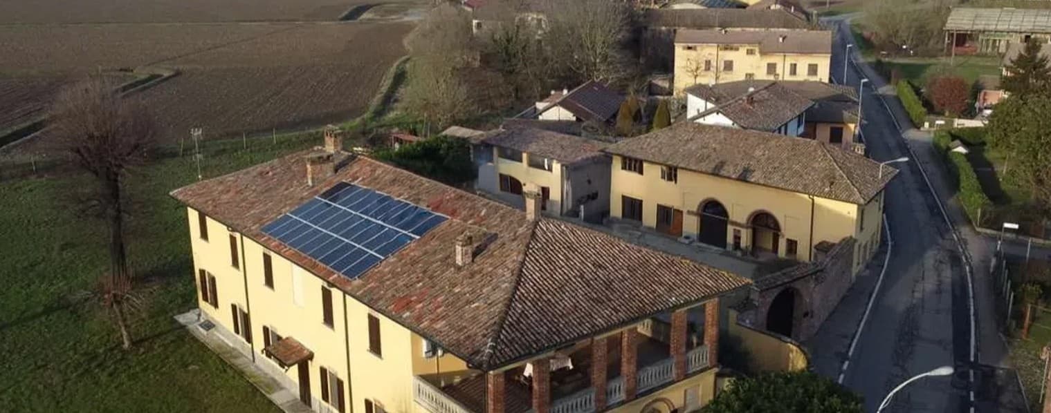 Villa storica con 5000 mq di verde a Castel Lambro
