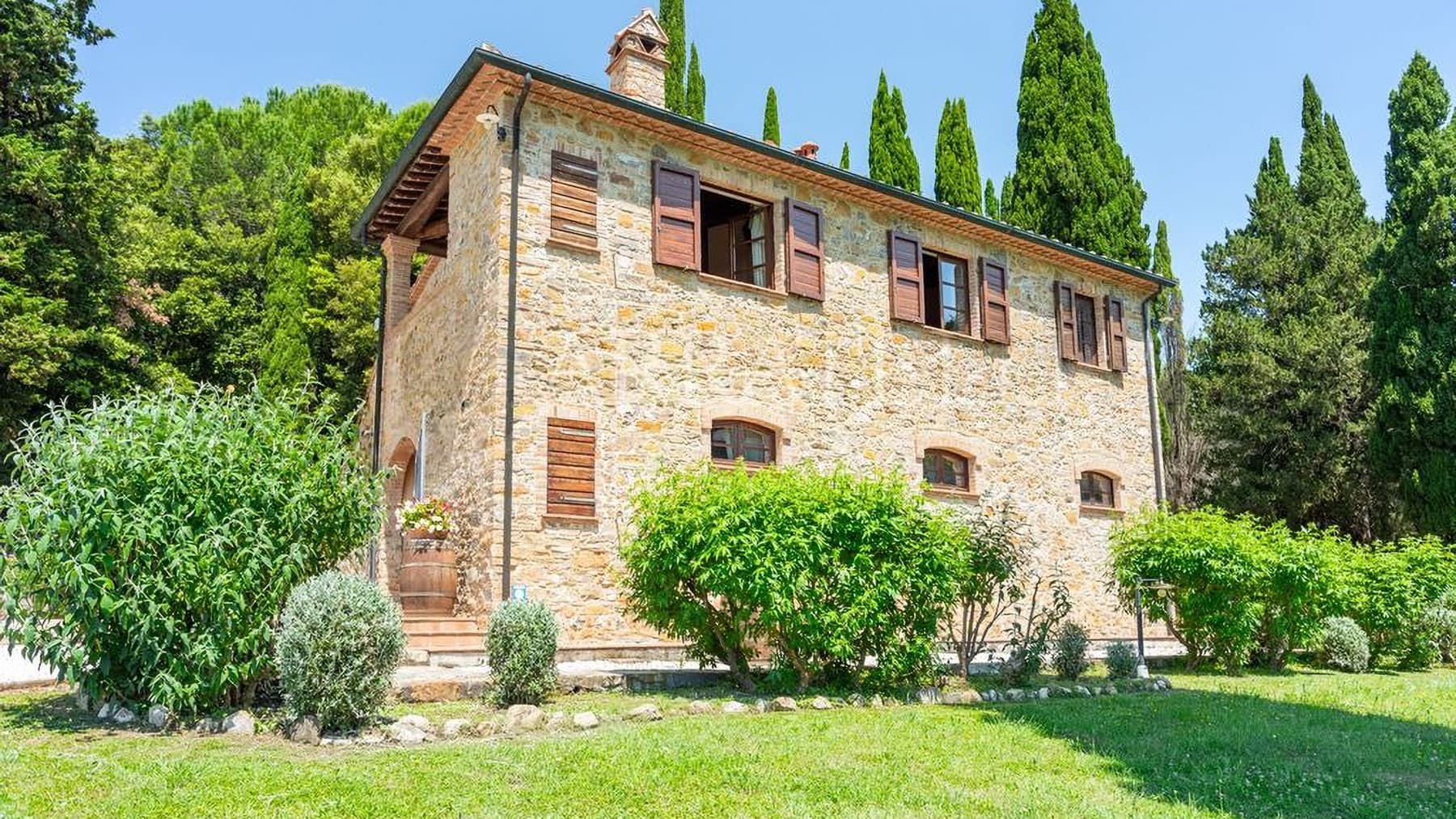 Villa in pietra con piscina a Monteverdi Marittimo