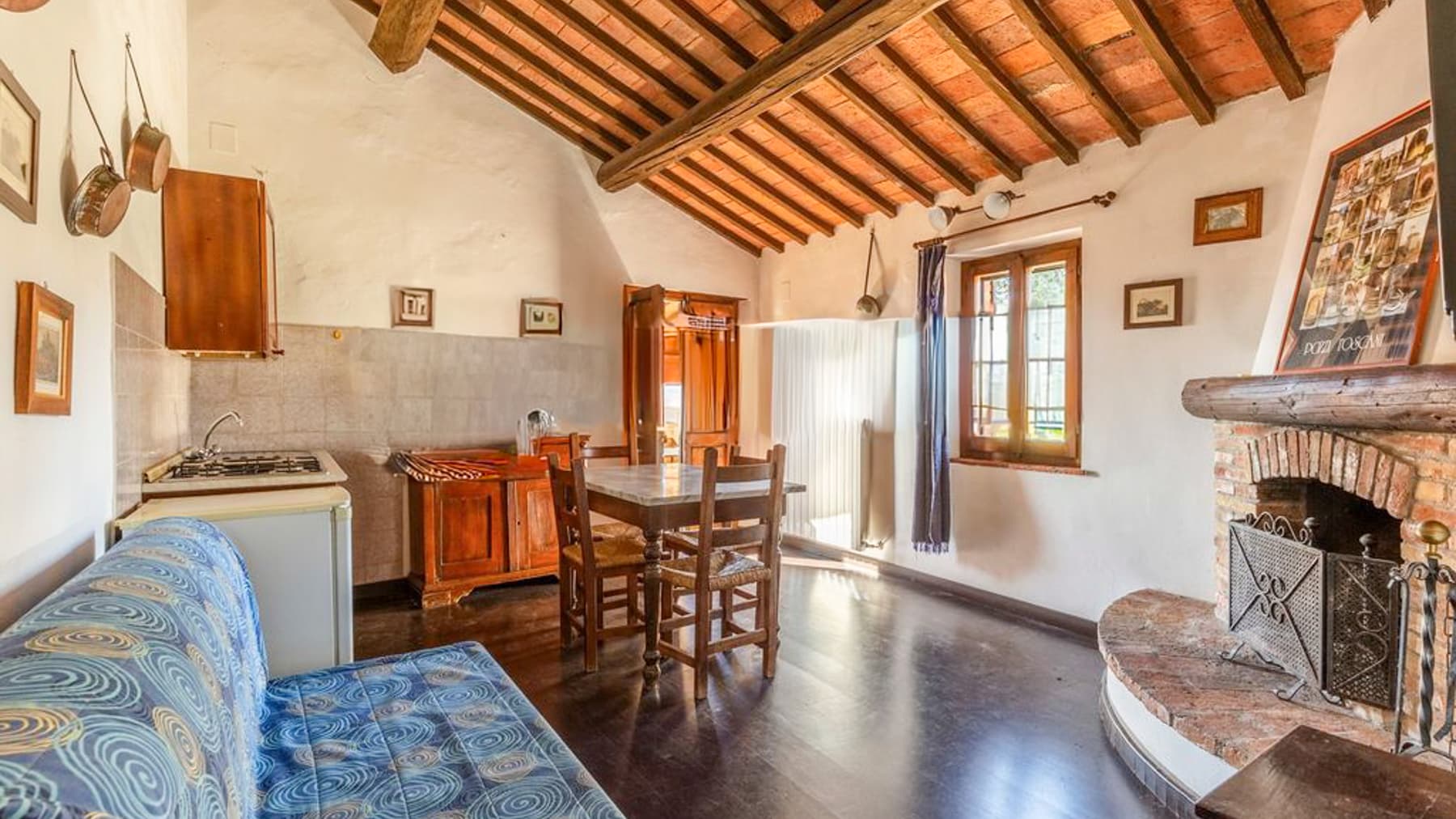 Casale incantevole a Cimbano, Umbria, con 2 piscine e terreno