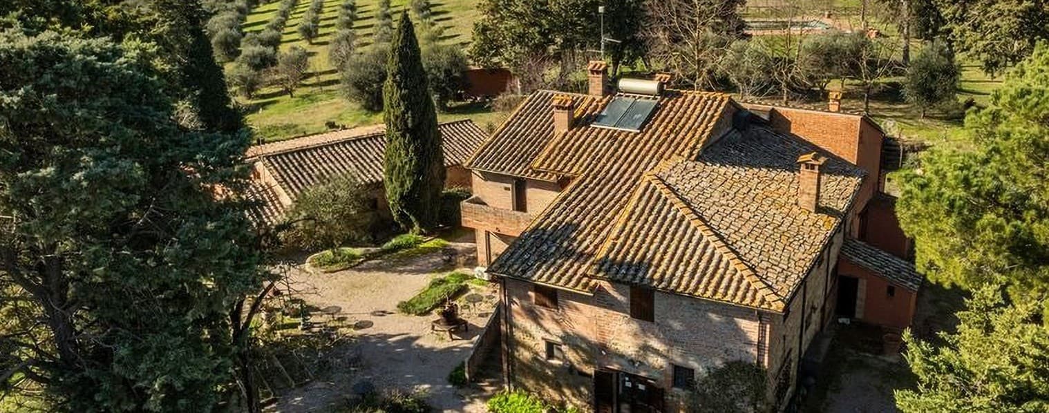 Casale incantevole a Cimbano, Umbria, con 2 piscine e terreno