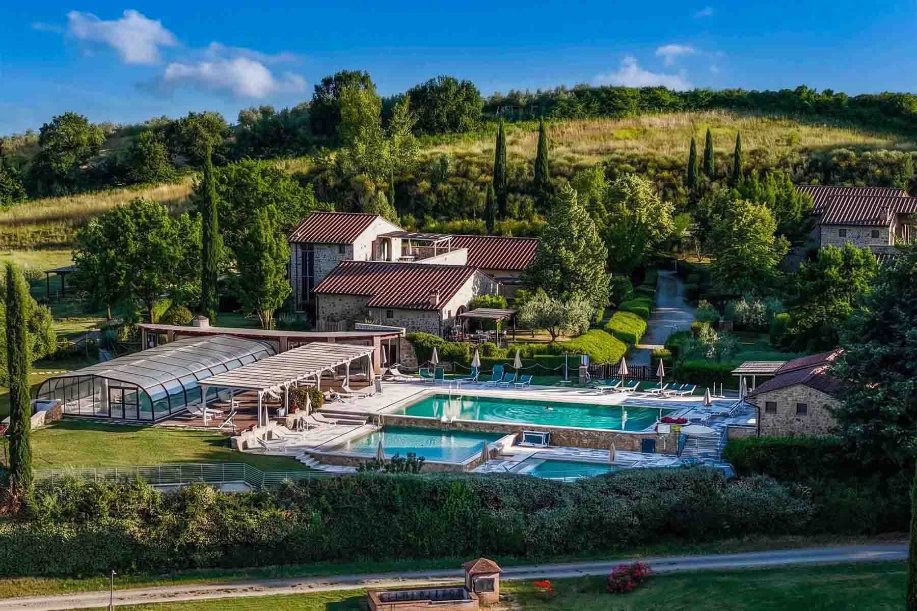 Casale immerso nella campagna senese, Casole d'Elsa