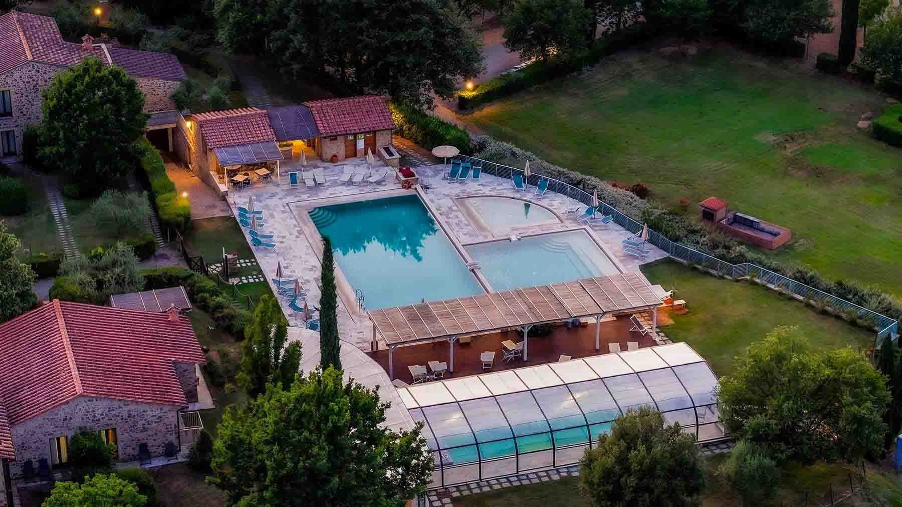 Casale immerso nella campagna senese, Casole d'Elsa