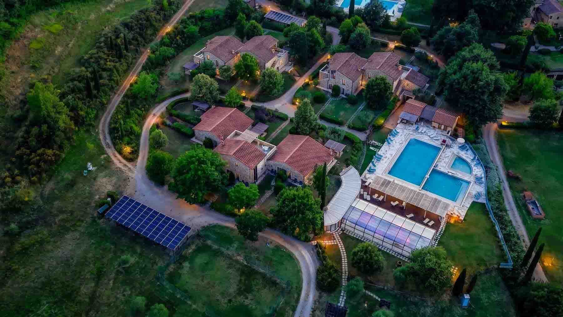 Casale immerso nella campagna senese, Casole d'Elsa