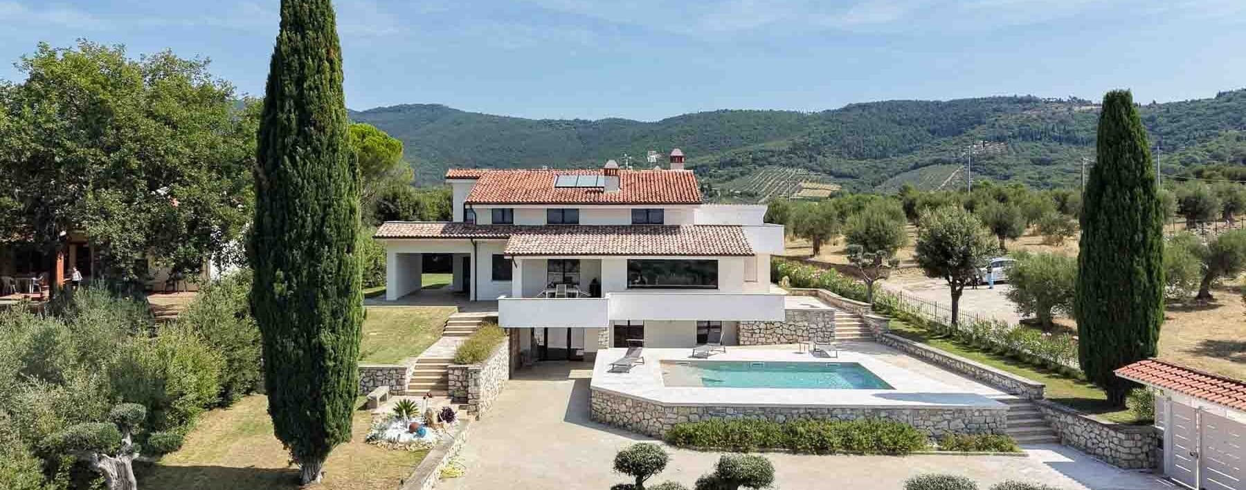 Villa ristrutturata sul Lago Trasimeno, Umbria 320 mq