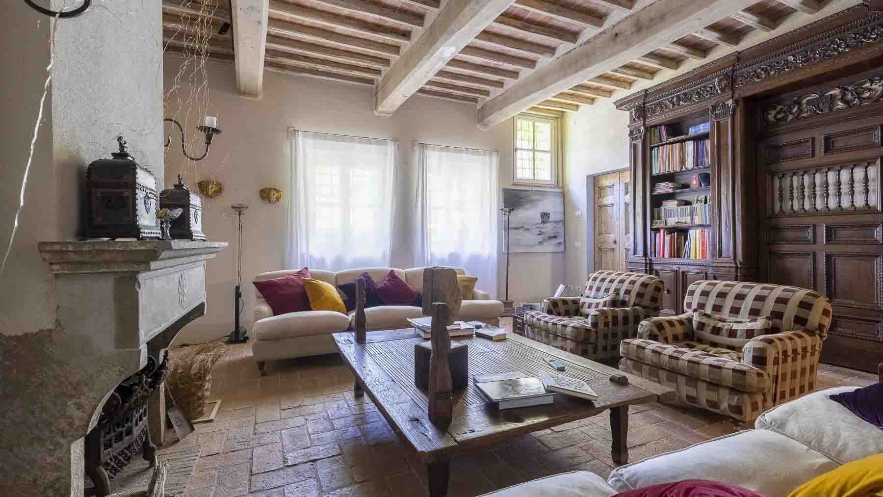 Corsanico, hillside; Finely restored country house with swimming pool and annex.