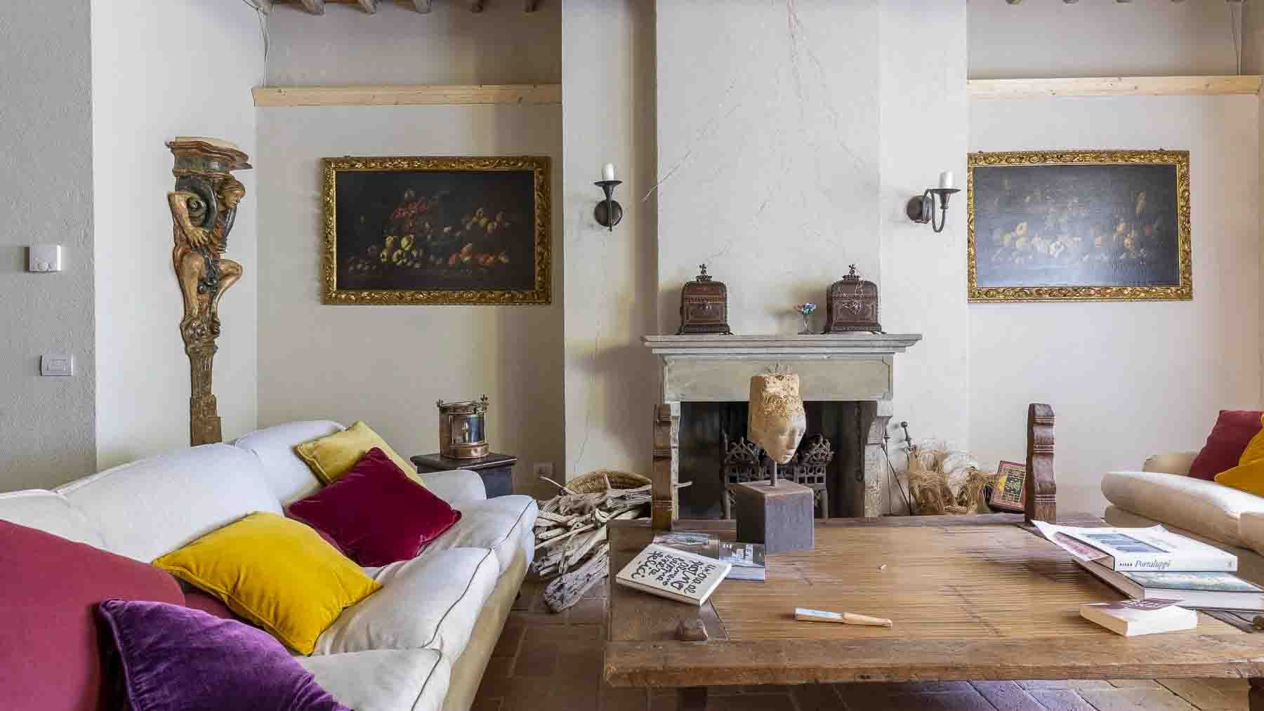 Corsanico, hillside; Finely restored country house with swimming pool and annex.