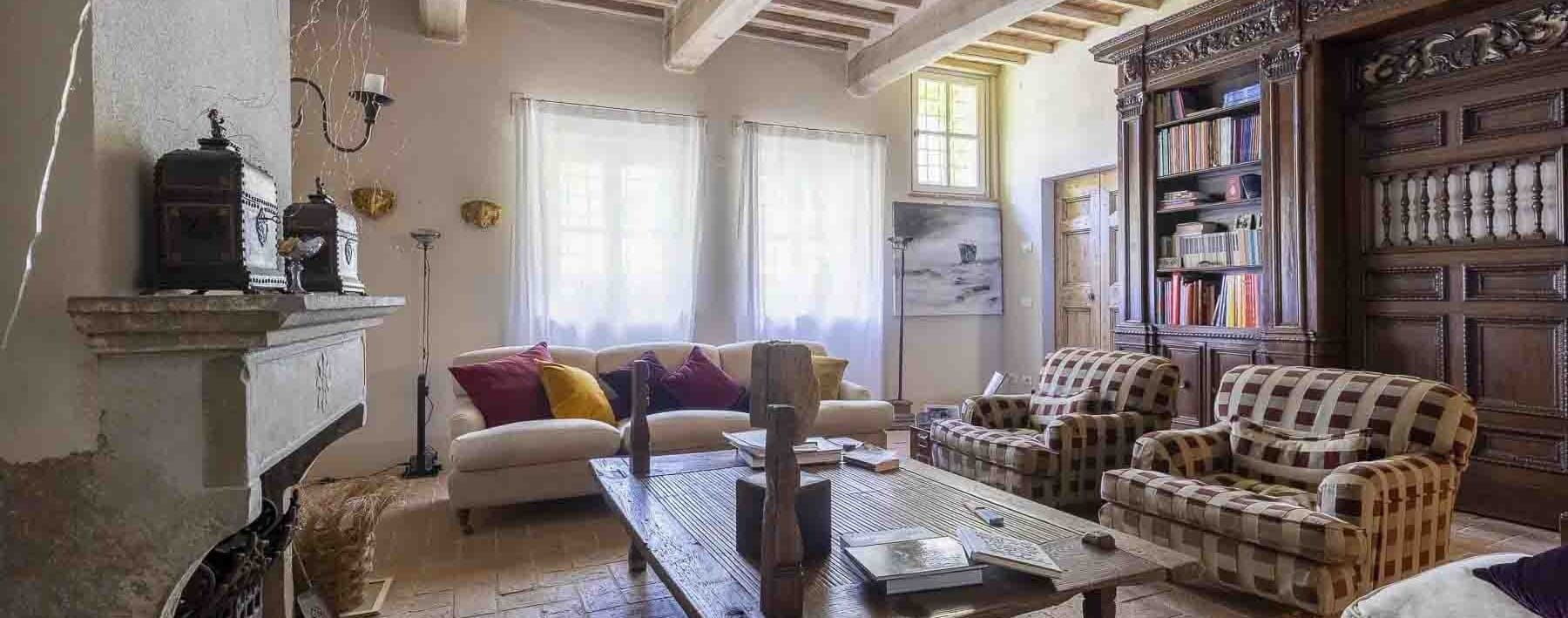 Corsanico, hillside; Finely restored country house with swimming pool and annex.
