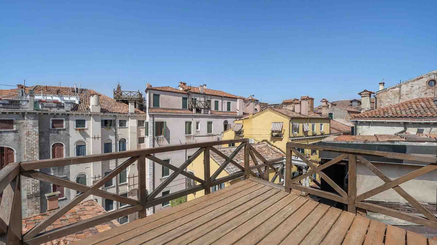 Apartment with Private Roof Terrace and Canal View in a Historic Palace